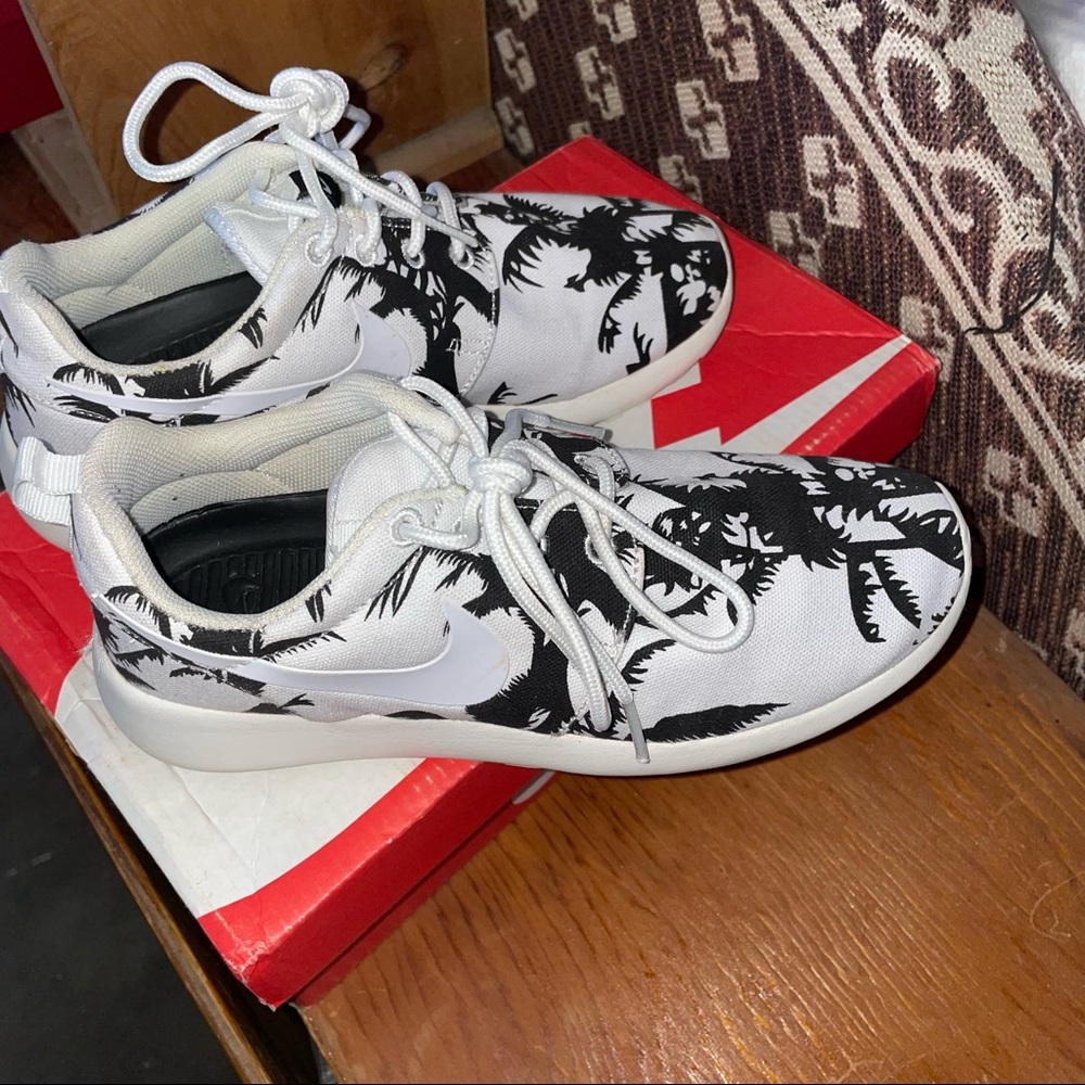 Nike Roshe Palm Sneakers